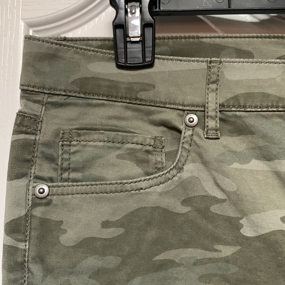 LOFT Camouflage ankle pants size 6